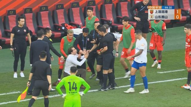 开云-就这？中超争冠战成群殴闹剧 全场5红10黄10次中断