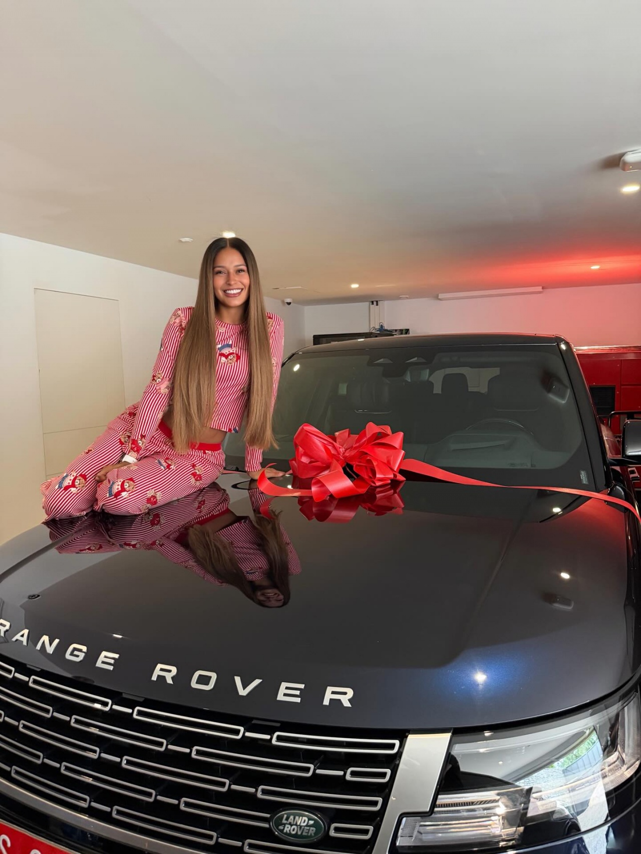 kaiyun-宠妻！拉菲尼亚送给妻子一台路虎揽胜，在车库准备惊喜