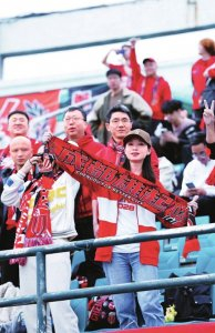 kaiyun-成都蓉城女球迷白芸：哪场不去都觉得可惜|客场|成都蓉城足球俱乐部|足协|亚冠|贝克汉姆_新浪体育_新浪新闻