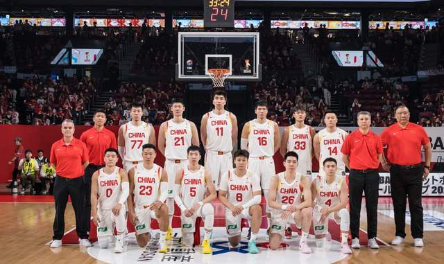 开云体育APP下载-FIBA认错，果断换人，3裁判出炉，助裁曾执法CBA，中国男篮或受益